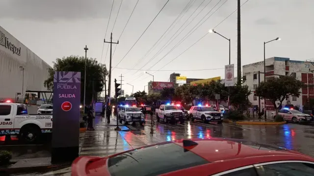 Operativo de seguridad para retener a normalistas que causaron daños en Puebla. Foto: Héctor Rangel | N+