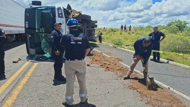 Atienden volcadura de autobús en la Autopista Apizaco–Tejocotal. Foto: X @PCGobPue