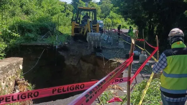 Hasta nuevo aviso se reanudará el paso para transporte pesado por deslave. Foto: Ayto. Hueytamalco