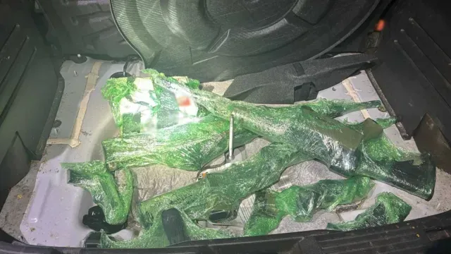 Armas encontradas en cajuela de auto en Chihuahua en Operación Frontera Norte. Foto: Gabinete de Seguridad