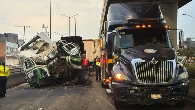 Así quedó el tráiler que chocó contra una columna del Metro CDMX, en Oceanía. Foto: N+