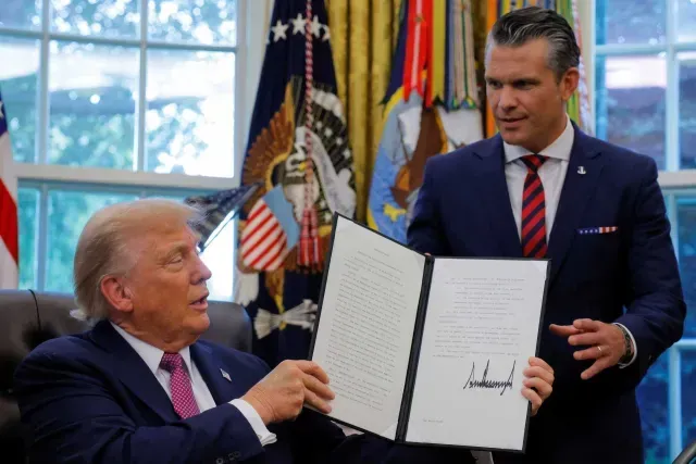 Donald Trump y Pete Hegseth, del Pentágono, tras renombrar al Departamento de Guerra