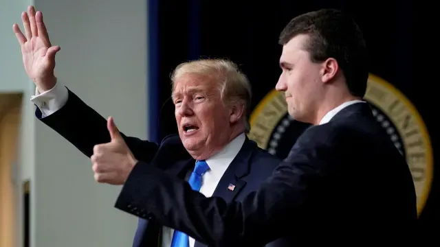 Donald Trump y Charlie Kirk durante un mitin de Turning Point