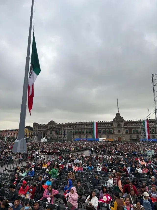 Bandera de México a media asta en Zócalo CDMX