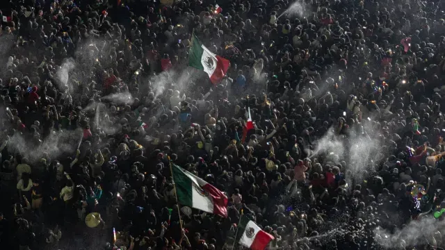 Baño de espuma en el Zócalo de la CDMX, en fiestas patrias 2025. Foto: N+