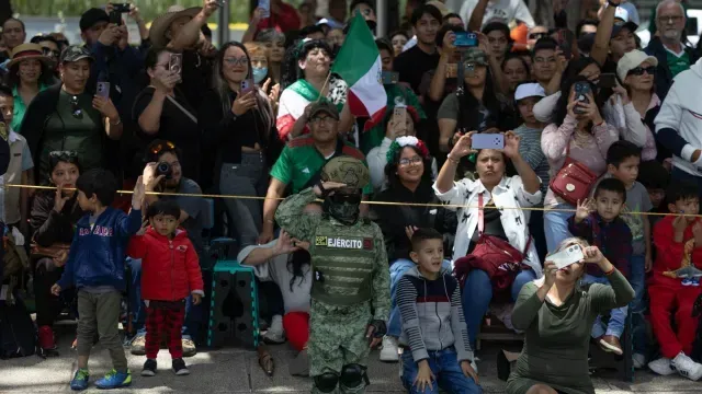 Foto del recuerdo de niños en el desfile militar en México por el 215 aniversario de la Independencia. Foto: N+