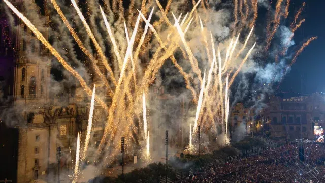 Fuegos artificiales en el Zócalo de la CDMX, en fiestas patrias 2025. Foto: N+