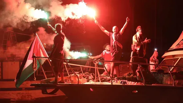 Barco que es parte de la flotilla Sumud, al zarpar desde Túnez