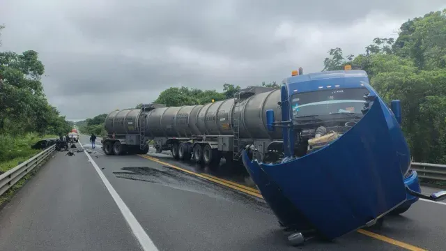 Pipa destroza a automóvil en la Autopista México-Tuxpan. Foto: X @PCGobPue
