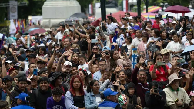Así se emocionaron niños y adultos en el desfile militar en CDMX por el 215 aniversario de la Independencia de México. Foto: N+