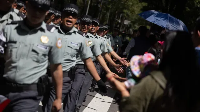 Niños saludan en el desfile militar en CDMX por el 215 aniversario de la Independencia de México. Foto: N+