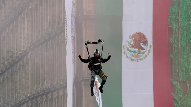 Paracaidistas de las Fuerzas Armadas en el Desfile Cívico Militar 2025. Foto: EFE