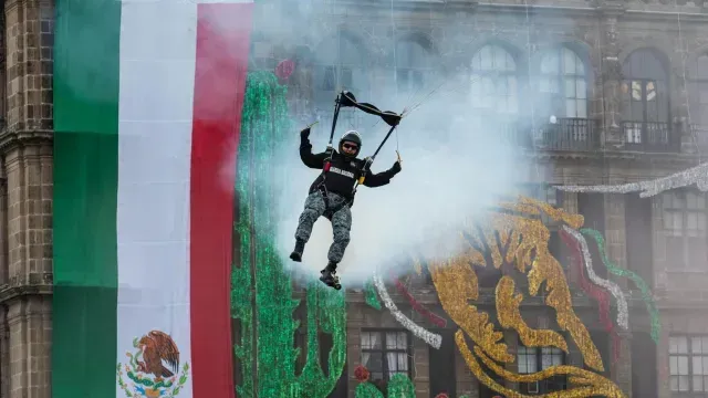 Paracaidistas de las Fuerzas Armadas en el Desfile Cívico Militar 2025. Foto: Presidencia