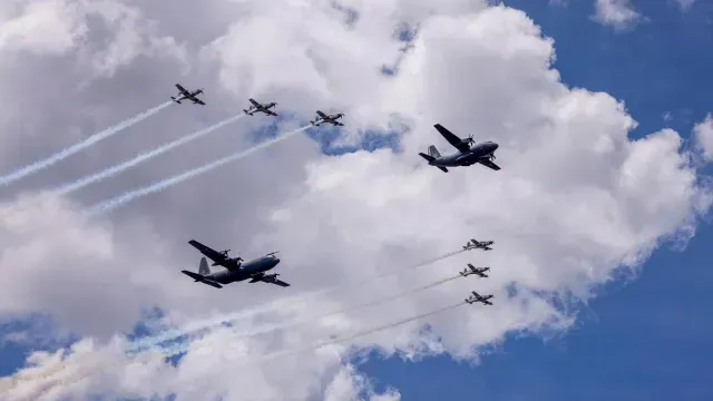 Aeronaves surcaron el cielo durante el Desfile Militar 2025. Foto: Presidencia