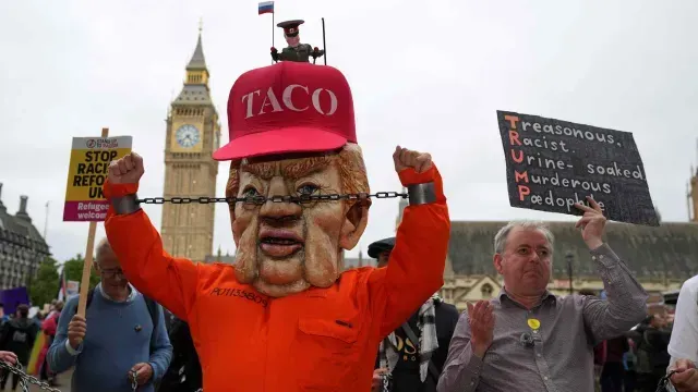 Manifestante viste un disfraz de preso con una máscara de Trump en Londres. Foto: AP