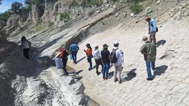 Especialistas del INAH investigan probables huellas de dinosaurios. Foto: Gobierno de Tehuacán