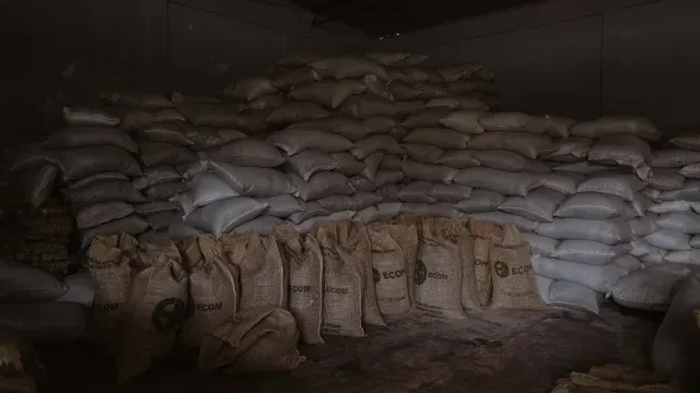 Pie de foto: Sacos de cacao en una bodega, listos para ser distribuidos. Foto: Félix Márquez