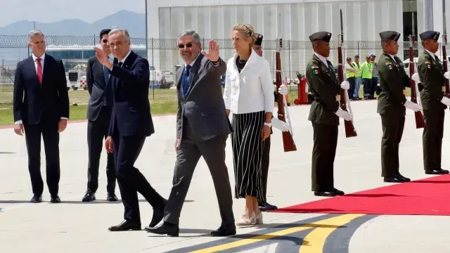Mark Carney y su esposa llegaron al AIFA, procedentes de Canadá. Foto: SRE
