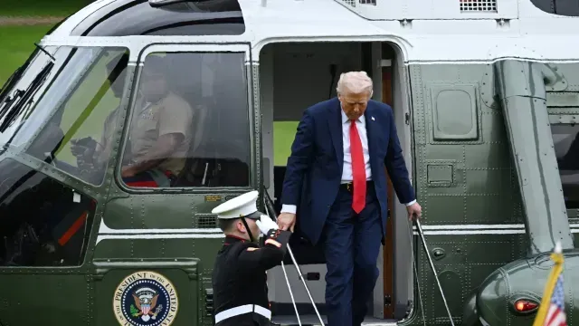 Donald Trump baja del helicóptero oficial, en los jardines de Chequers. Foto: Reuters