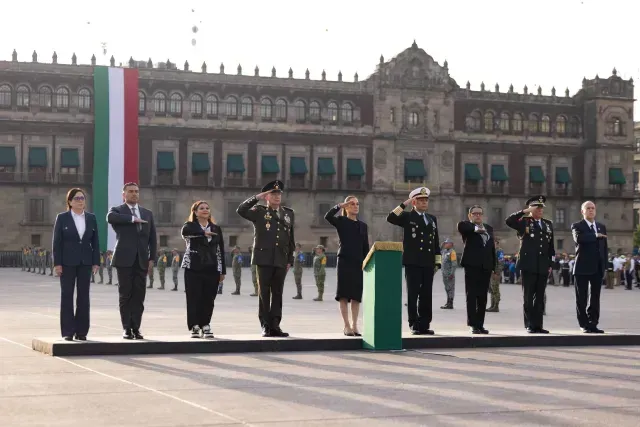 Este 19 de septiembre, Sheinbaum encabezó el izamiento de bandera en la Plaza de la Constitución en honor a las víctimas de los terremotos de 1985 y 2017.