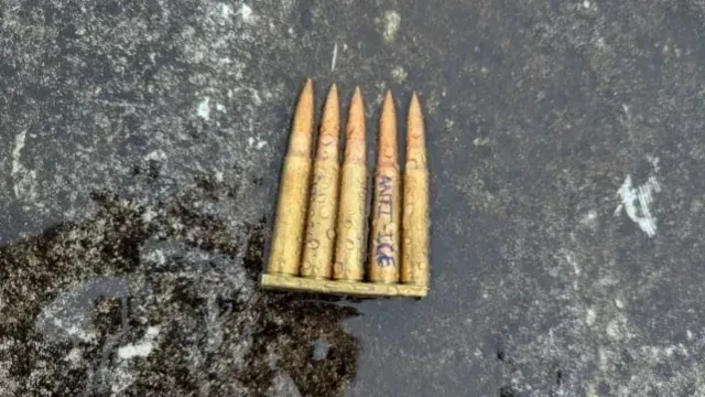 Mensaje anti-ICE en una de las balas encontradas cerca del lugar del tiroteo, en Dallas. Foto: X @FBIDirectorKash