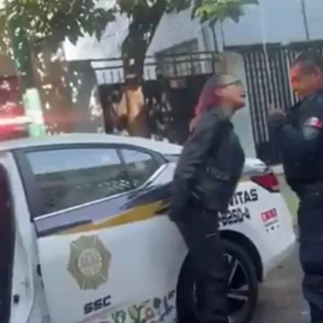 Lady Patadas: Mujer Agrede a Policía en la Benito Juárez