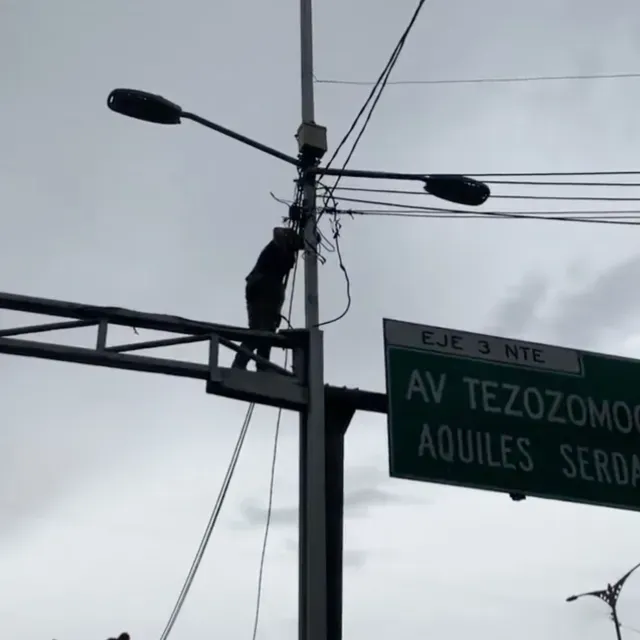 Video: Hombre caminando sobre cables en Azcapotzalco