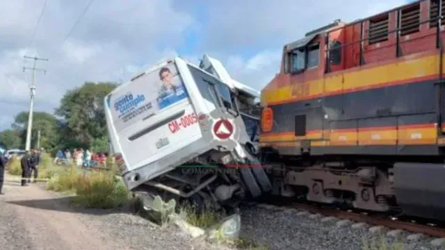 El gobierno municipal ha confirmado que hay fallecidos en el accidente. Foto: Protección Civil de Comonfort, Guanajuato
