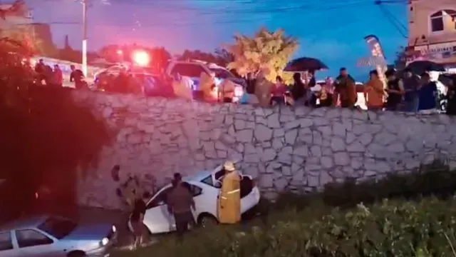 Autos quedan varados por lluvia