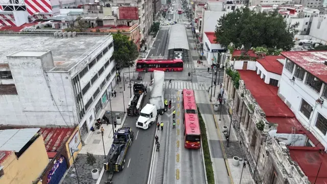 Afectación en Balderas por tráiler atorado. Foto: N+