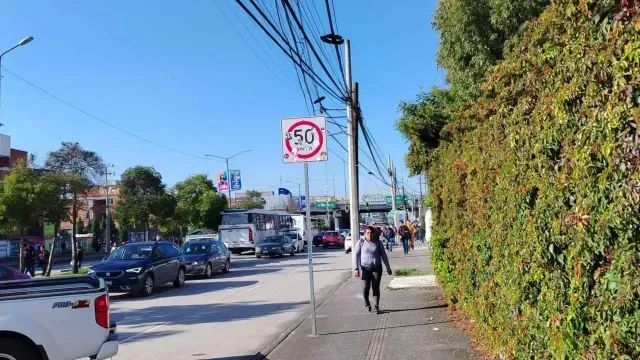 Usuarios del transporte público caminan para buscar alternativas. Foto: Redes sociales