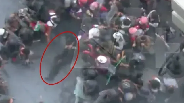 Policía es Golpeado por Bloque Negro en el Zócalo de CDMX; Así lo Rescataron