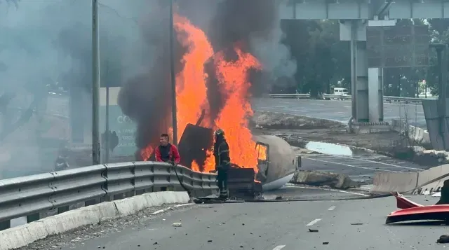 Una pipa con 45 mil litros de gas explotó tras volcar en Iztapalapa