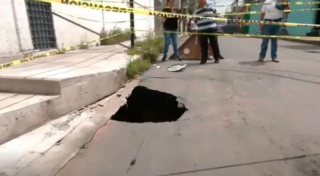 Socavón en la colonia San Sebastián Tecoloxtitla, en Iztapalapa; vecinos denuncian daños a vehículos y falta de atención por parte de las autoridades