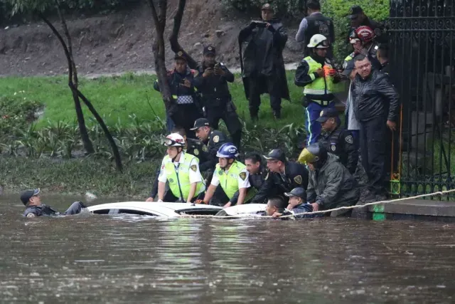 Inundación tras lluvias intensas en CDMX donde el exceso de agua acelera el deterioro del pavimento y revela fallas subterráneas que derivan en socavones