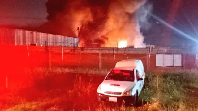 Bomberos y Protección Civil combatieron el fuego durante varias horas. Foto: Reporte Vía WhatsApp