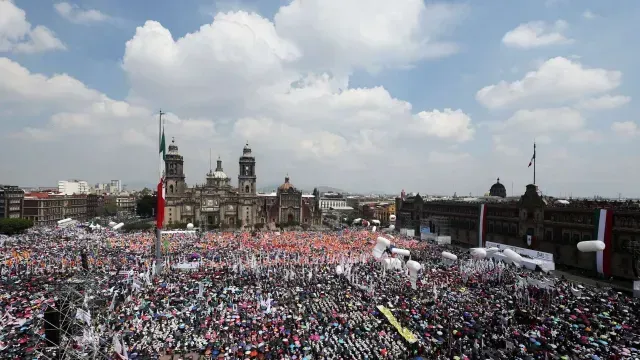 Miles de personas abarrotaron el Zócalo para escuchar a Sheinbaum en su mensaje por su primer año de gobierno