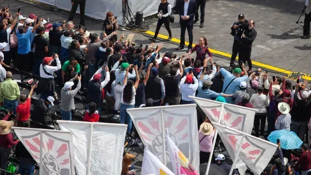 La presidenta se detuvo a saludar a los asistentes a su informe de rendición de cuentas de primer año de gobierno.