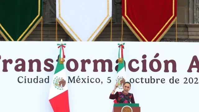Sheinbaum celebró el primer año de su gobierno, en medio del desmantelamiento de una red de contrabando de combustibles entre altos mandos en la Secretaría de Marina, al subrayar que "quien traiciona al pueblo enfrenta a la justicia"