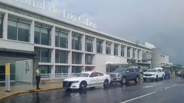 Lluvia en el Aeropuerto de Los Cabos, BCS. Foto: X @GN_Carreteras