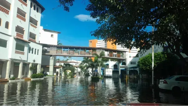 Alto oleaje en Puerto Vallarta, Jalisco.  Foto: Protección Civil y Bomberos de Jalisco