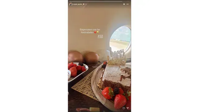Ángela Aguilar sobre un avión rumbo a la celebración de su cumpleaños.