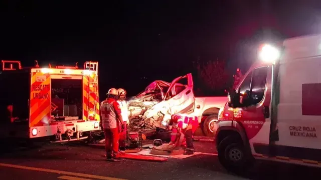 Fuerte accidente entre camión de carga y una camioneta en Puebla. Foto: Cruz Roja Huejotzingo