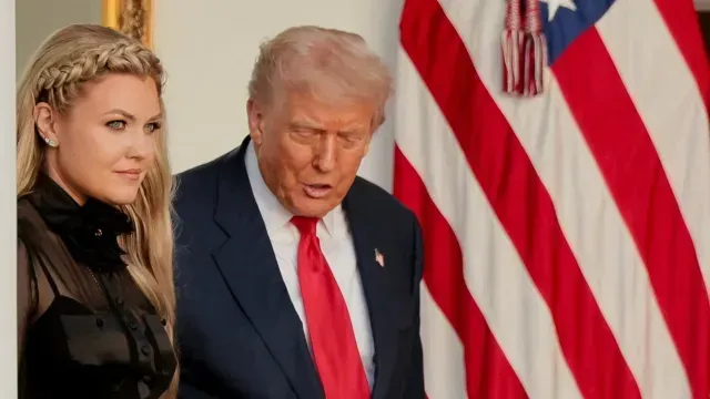 Erika Kirk es recibida por Donald Trump en entrega de Medalla Presidencial a la Libertad. Foto: Reuters