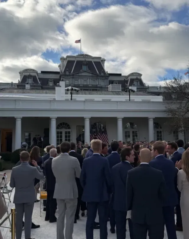 Jardín de las Rosas, donde el presidente Donald Trump entrega póstumamente a Charlie Kirk la Medalla Presidencial de la Libertad. Foto: X @KatiePavlich