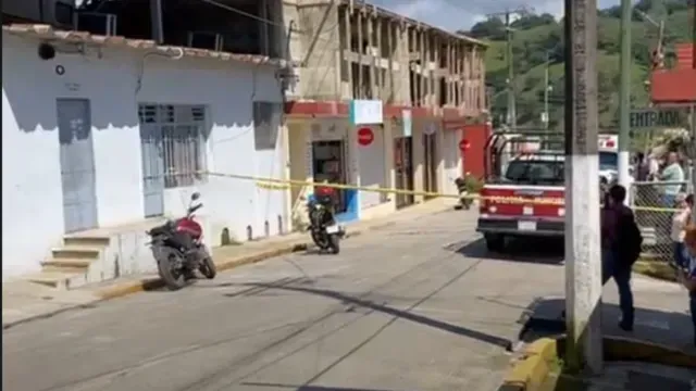 Autoridades acordonaron la zona luego del deceso del joven tras recibir la descarga eléctrica. Foto: X | @virales_mex