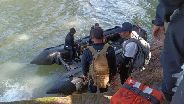 Buscan vehículo con patrullajes submarinos en presa de Tenango. Foto: X @PCGobPue