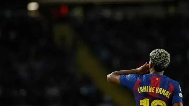 Lamine Yamal le envió un beso a Nicki Nicole, quien estaba en la tribuna.