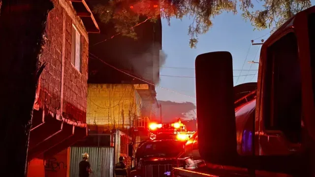 La fábrica de colchones aún desprende humo negro. Foto: N+