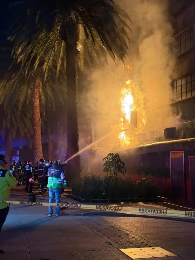 Incendio en restaurante La Soldadera, Monumento a la Revolución, CDMX. Foto: N+